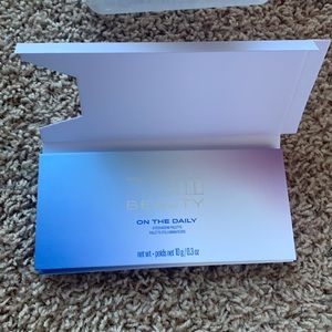 Item beauty on the daily eyeshadow palette